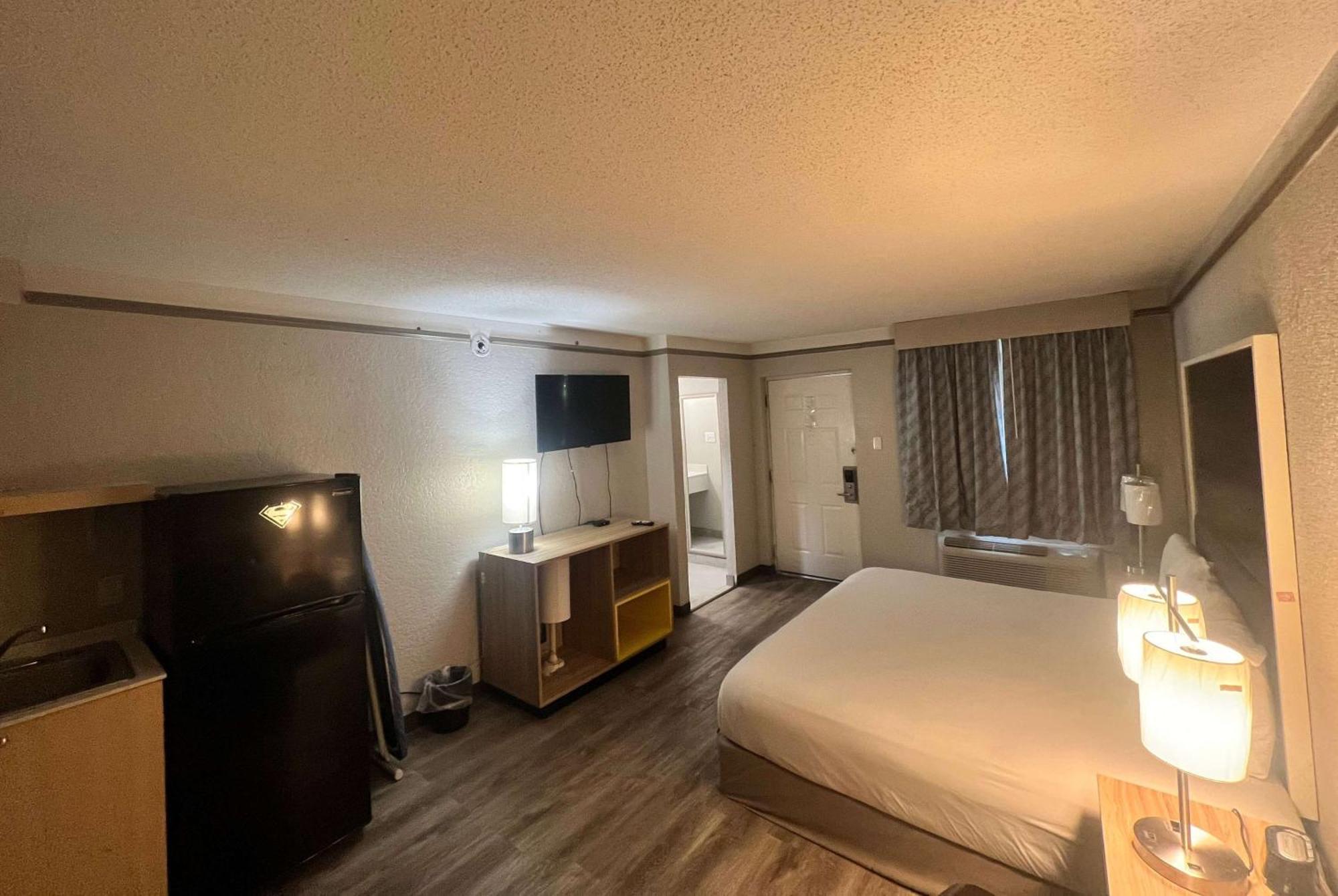 Hotel Days By Wyndham West
